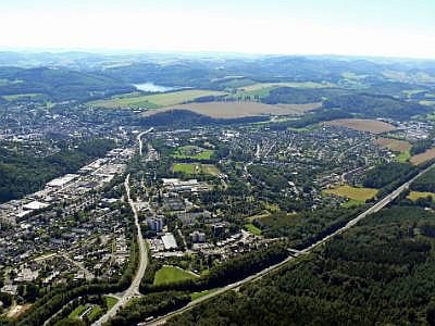 Blick nach Südwesten, Gartenstadt, Innenstadt, Hennesee P1360417_Meschede Nord